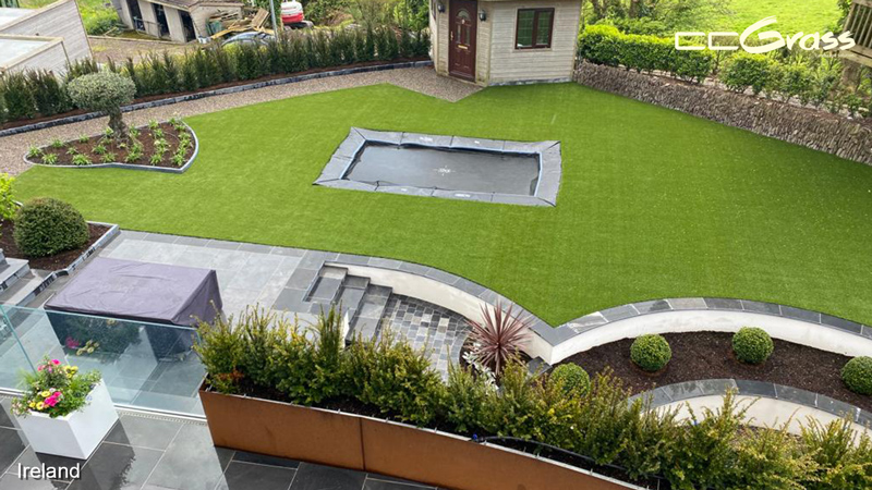 Instalación nivelada de césped artificial con preparación adecuada de la sub-base