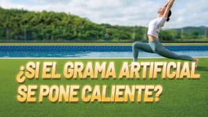 Mujer practicando yoga sobre césped artificial junto a una piscina en un día caluroso