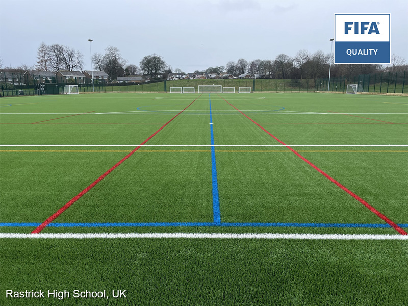 El nuevo campo de fútbol de césped artificial de CCGrass para la escuela secundaria Rastrick en el Reino Unido ha sido galardonado con la certificación FIFA Quality,
