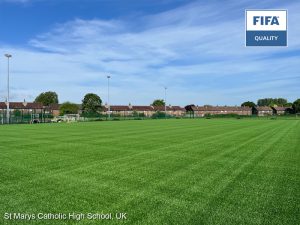 Nuestro campo de deportes de césped artificial para la Escuela Secundaria Católica St Marys en Inglaterra ha recibido tanto la certificación FIFA Quality como la de World Rugby.
