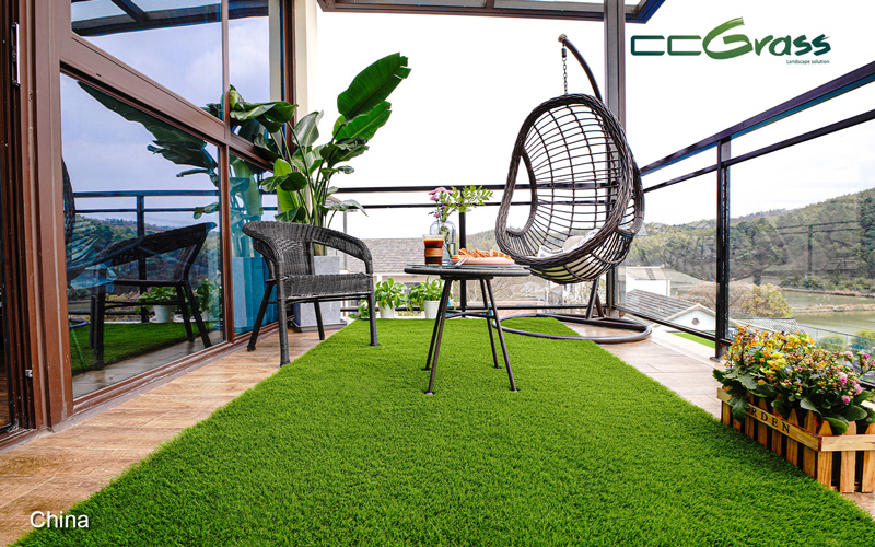 Cree un acogedor oasis en el balcón con césped artificial