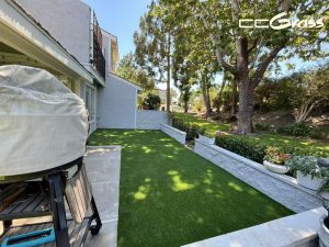 CCGrass, patio frondoso con pasto sintético