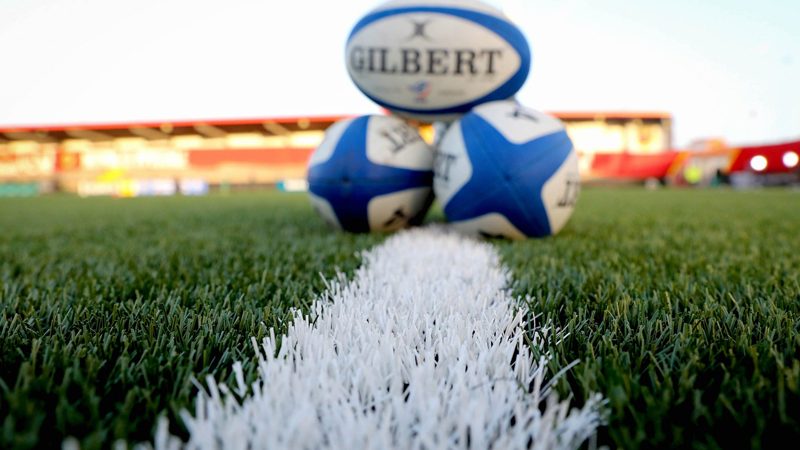 El rugby acepta una altura de pelo inferior para el pasto sintético