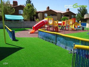 14. Retiro Infantil en el Jardín con Pasto Sintético Mira este patio de juegos en casa: el pasto sintético frondoso, junto con equipos divertidos y coloridos, transmite pura diversión. Es una inspiración relajada para crear un espacio seguro, de bajo mantenimiento, donde los niños jueguen libremente y la familia acumule recuerdos inolvidables.