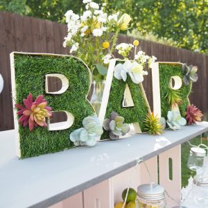 25-Decoración DIY Fácil con Grass Sintético para Eventos al Aire Libre