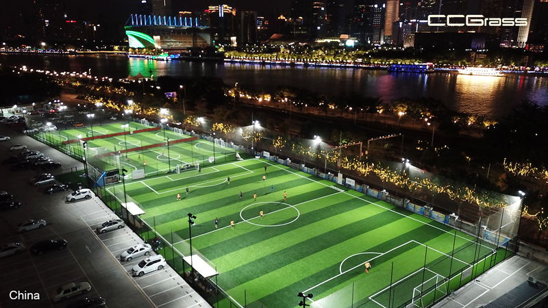 Campos de césped artificial para fútbol 5 y fútbol 7 en un centro deportivo