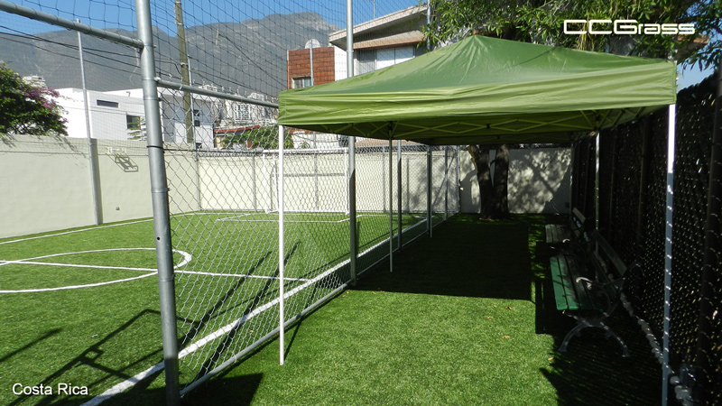 Minicampo de fútbol privado en patio residencial para recreación