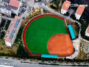 Campo de béisbol de pasto sintético en una instalación deportiva universitaria