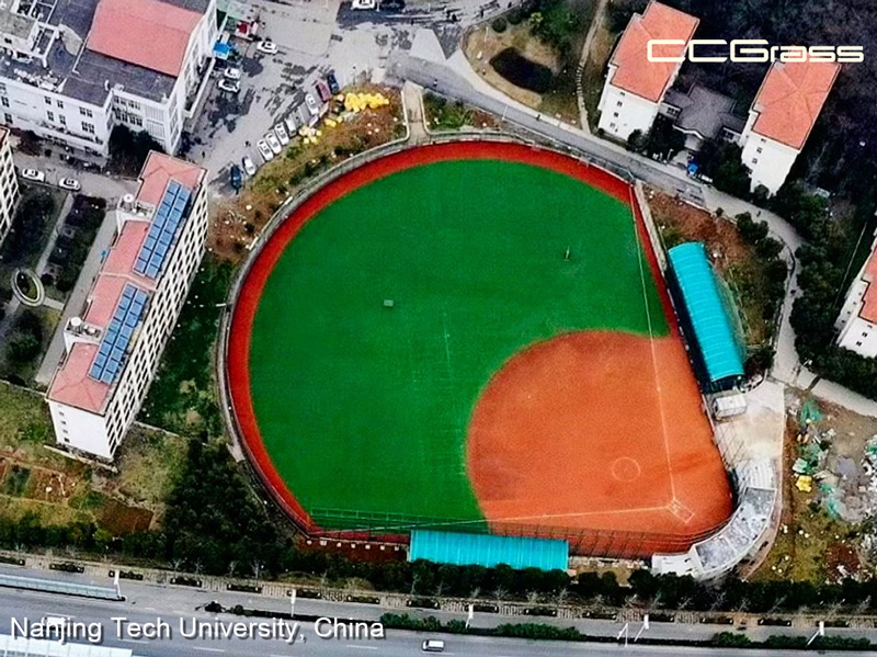 Campo de béisbol de pasto sintético en una instalación deportiva universitaria