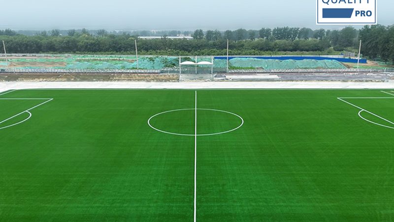 Футбольное поле, сертифицированное FIFA Quality Pro, в начальной школе при Китайском Народном университете