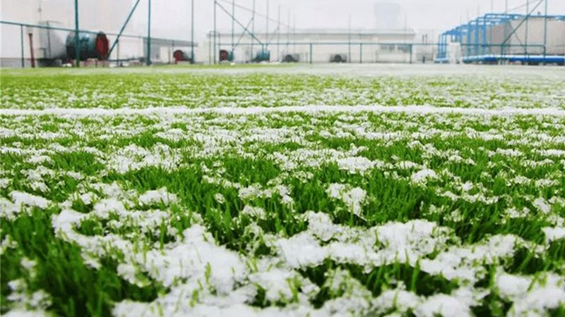 How to remove ice on artificial grass