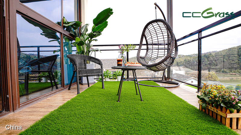 Cozy Balcony Turf Ideas