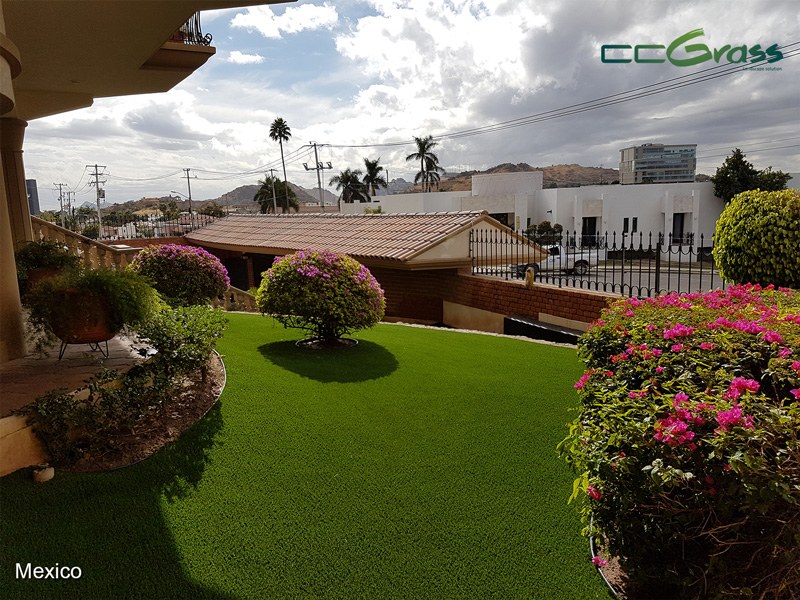 Residential rooftop green space with artificial grass Residential rooftop green space with artificial grass