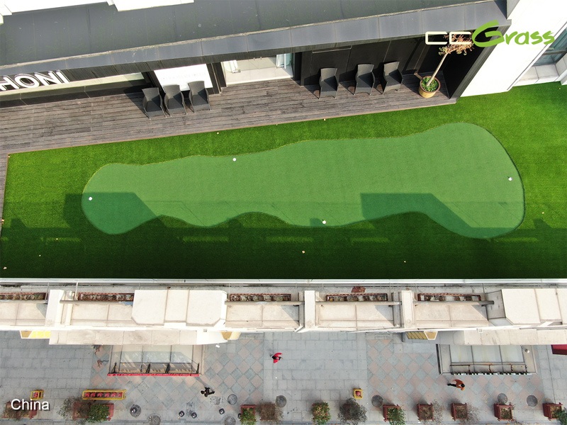 Rooftop putting green with artificial grass for recreational use Rooftop putting green with artificial grass for recreational use