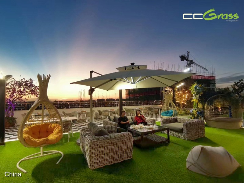 Rooftop restaurant with artificial grass flooring for outdoor dining and leisure Rooftop restaurant with artificial grass flooring for outdoor dining and leisure